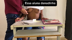 Durante o recreio professor e aluna ficaram sozinhos na sala de aula onde o professor acabou comendo sua bocetinha e colocou a Cabecinha no seu cozinho Thumb