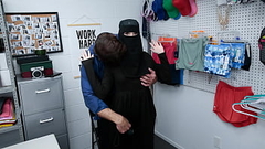 Officer Confronts Hijab Shoplifter Teen About Her Crime - Lifterhub Thumb