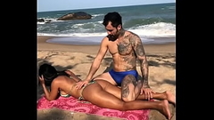 em um dia de Sol em Caraguatatuba no litoral norte de S&atilde_o Paulo Brasil Allan Guerra Gomes Passa Bronzeador na morena deliciosa Dana Bueno Thumb