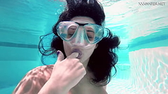 Brita Piskova masturbates underwater in the swimming pool Thumb